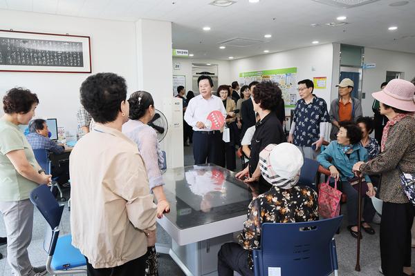 강기윤 창원시장이 21일, 금강노인종합복지관에 방문하여 어르신들의 안부를 살피고 있다.