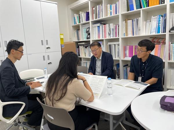 정부세종청사를 방문해 면담중인 장금용 제1부시장