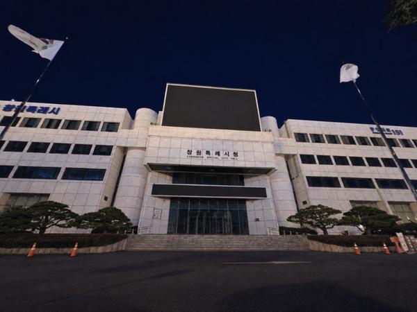 9월 22일 밤9시 소등된 창원시 청사 전경 사진