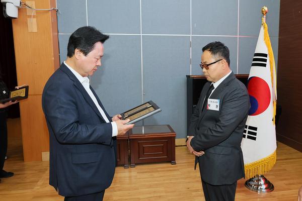 강기윤 창원시장이 8일 ‘시정발전 유공시민 표창 수여식’에서 표창을 수여하고 있다.