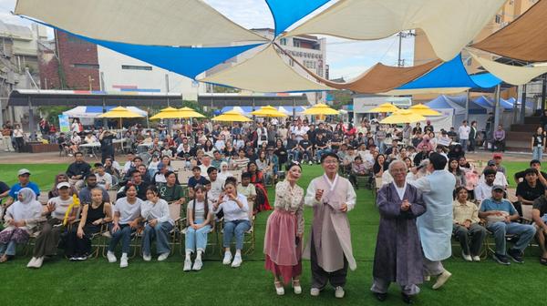 부림 K-FESTA’ 행사에 참석한 관객들이 피날레 공연을 감상하고 있다.