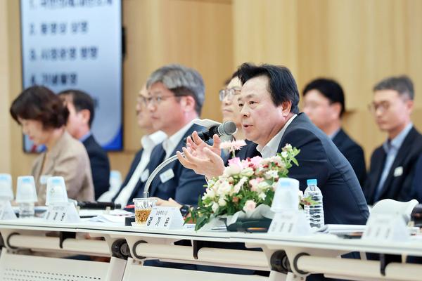 강기윤 창원시장이 12일 마산합포구청에서 열린 ‘2026년 마산합포구 시민과의 대화’에 참석해 시민들과 소통의 시간을 갖고 있다.