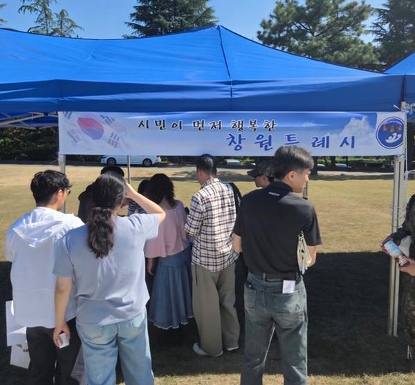 창원특례시가 지난 8일 육군 119보병여단 부대개방행사에서 홍보부스를 운영하며, 장병 가족과 지역 주민들에게 가을철 주요 관광지와 마산가고파국화축제를 홍보하고 있다.
