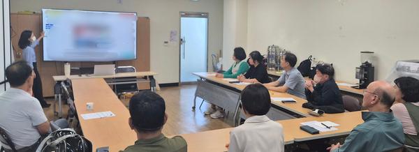 12일 오후 창원특례시 명곡동 주민자치센터에서 열린 ‘찾아가는 디지털 미디어 문해교육’ 첫 특강에서 시민들이 강사의 설명을 들으며 디지털 정보 판별 요령을 배우고 있다.