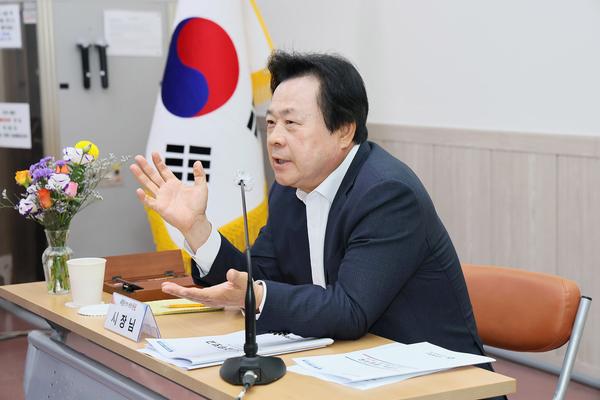 강기윤 창원시장이 14일 마산회원구청에서 '찾아가는 소통간담회'를 주재하며 참석 직원들과 소통하고 있다.