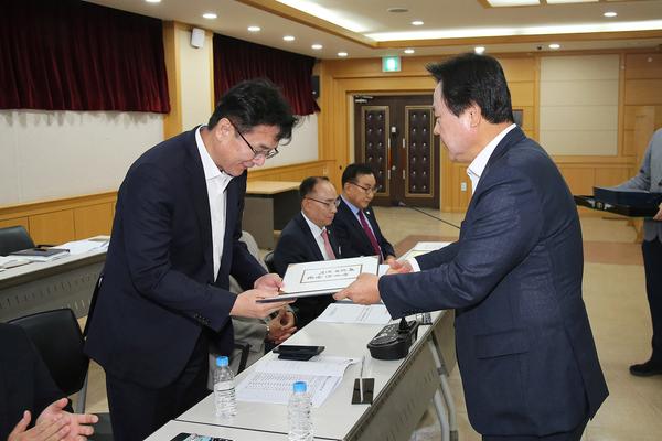 강기윤 창원특례시장이 14일 창원시청 제3회의실에서 열린 ‘제9기 창원시 도시계획위원회 위원 위촉식’에서 위원에게 위촉장을 수여하고 있다.