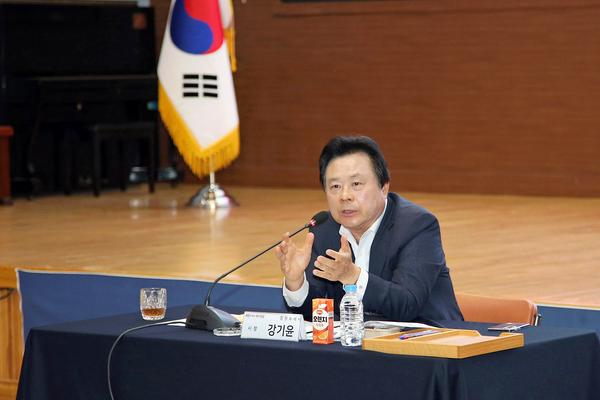 강기윤 창원시장이 15일 창원시청 시민홀에서 열린 ‘체육 회원종목단체 소통 간담회’에서 참석자들과 함께 체육 발전 방안에 대해 논의하고 있다.