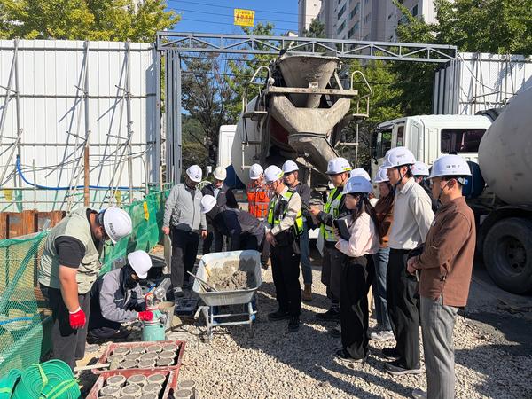국토안전관리원 책임점검관이 15일 ‘내서도서관 건립공사’ 현장에서 맞춤형 컨설팅을 실시하고 있다.