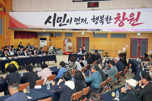 강기윤 창원시장이 16일 창원시청 시민홀에서 열린 ‘시민우선사업 100대 과제 보고회’에서 발언하고 있다.