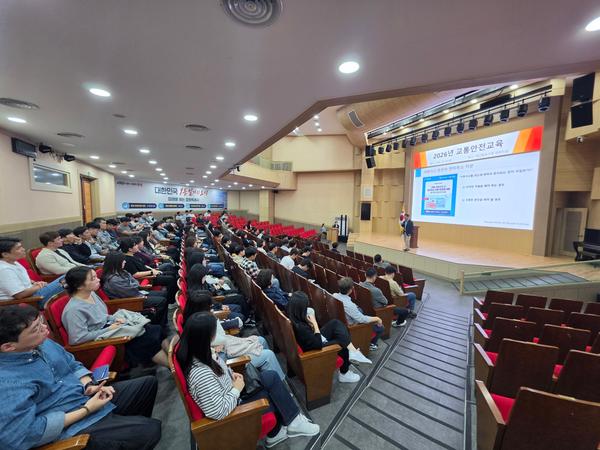 창원시 공무원들이 16일 마산합포구청에서 열린 ‘2026년 교통안전교육’에 참석하였다.