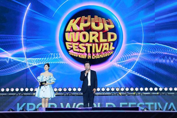 강기윤 창원시장이 18일 창원광장 특설무대에서 열린 ‘2026 창원 K-POP 월드페스티벌’에서 환영사를 전하고 있다.