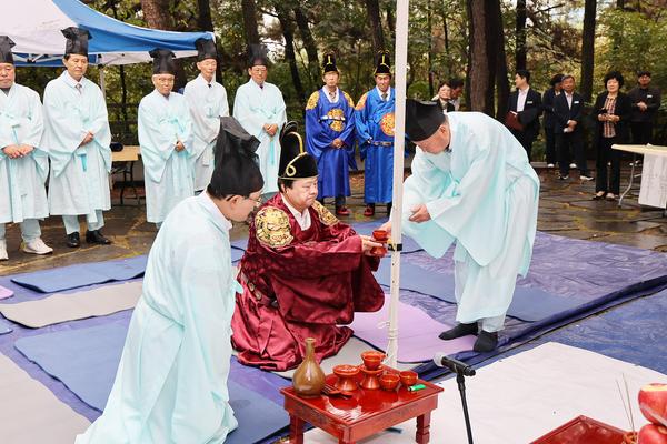 강기윤 창원시장이 19일 창원용지공원에서 진행된 ‘제31회 삼원제례’에서 초헌관을 맡아 제례를 봉행했다.