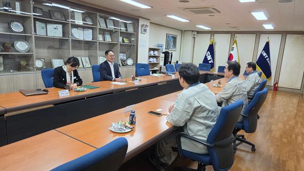 조성민 해양항만수산 국장이 SNT에너지 현장 사무실에서 현장 애로사항을 청취중이다.