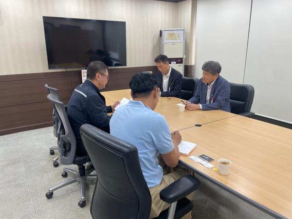 10월 20일 정규용 도시정책국장이 한화엔진 현장 사무실에서 기업 운영 애로사항 등을 청취 중이다.