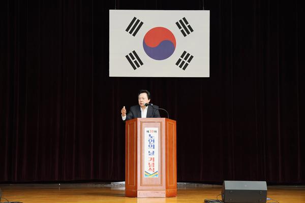 강기윤 창원시장이 21일 진해문화센터 체육관에서 열린 ‘제30회 노인의 날 기념행사’에서 인사말을 전하고 있다.