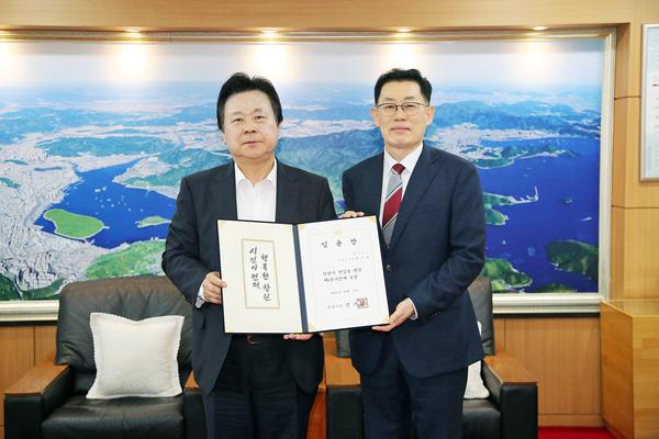 김기영 창원특례시 제1부시장이 21일 창원시청 접견실에서 임용장을 수여받고 기념촬영을 하고 있다.
