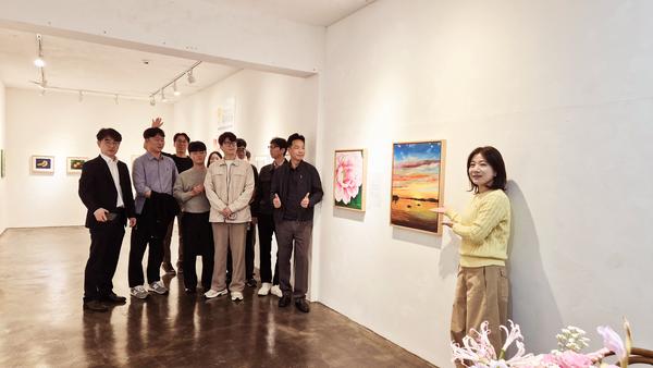 창원시 직원들이 21일 전시회에 방문하여 작품을 감상중이다.