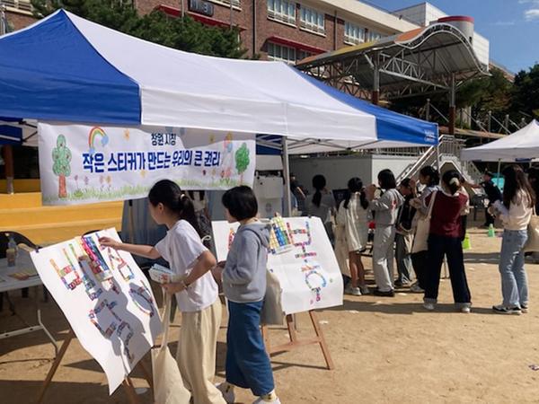 아이들이 21일 용호초등학교에서 열린 「작은 스티커가 만드는 우리의 큰 권리」 행사에 참여하고 있다.
