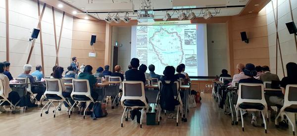 ‘2026년 길 위의 인문학’ 프로그램 참여자들이 9월 29일 성산도서관 성산홀에서 ‘길 위의 인문학 강연’을 듣고 있다. 