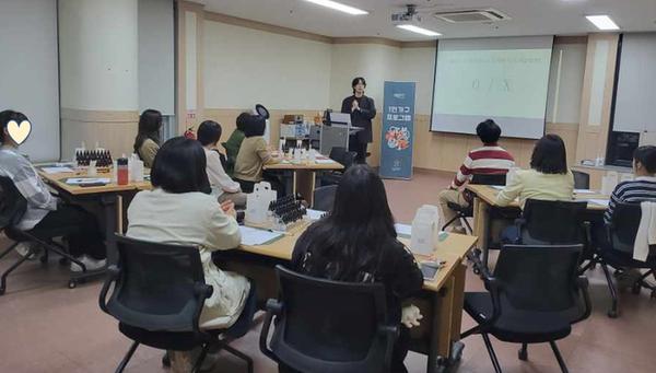 21일 여성회관창원관에서 진행된 ‘향기로 마음을 돌보다’ 프로그램에 1인 가구 시민들이 참여하고 있다.