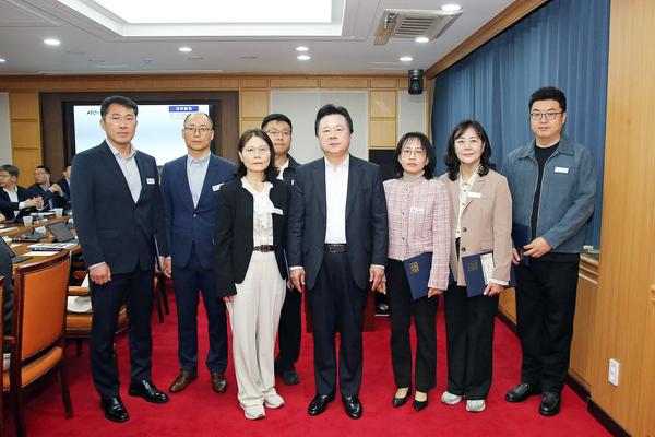 10월 23일 시정회의실에서 강기윤 창원시장이 ‘9월 시민우선 행정상’ 