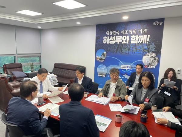 정호원 창원시 제2부시장이 지역구 국회의원에게 지역 현안 해결과 국비 증액을 위한 국회 차원의 관심과 지원을 요청하고 있다.