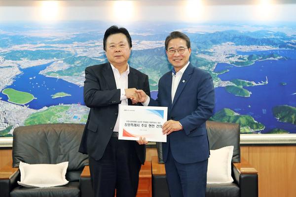 1. 강기윤 창원시장이 23일 시청 접견실에서 송순호 지방시대위원회 부위원장과의 면담 후 건의서를 전달했다.