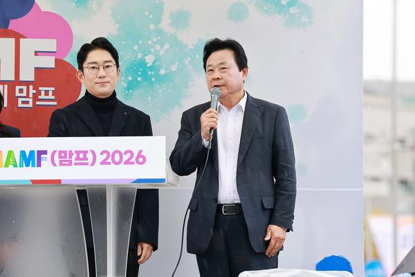 강기윤 창원시장이 25일 창원 중앙대로에서 진행된 ‘문화다양성 퍼레이드’에서 인사를 전하고 있다.