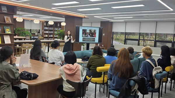 10월 24일 창원시 평생학습관 책마루에서 열린 10월 「월간배움 소풍」 커피인문학 수업에서 시민들과 함께 커피의 역사와 문화를 나누고 있다.