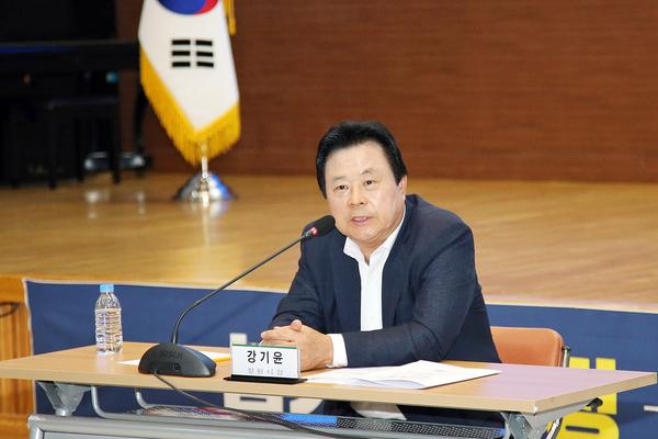 강기윤 창원시장이 27일 창원시청 시민홀에서 진행된 ‘주민협의체 전체회의’에서 발언하고 있다.