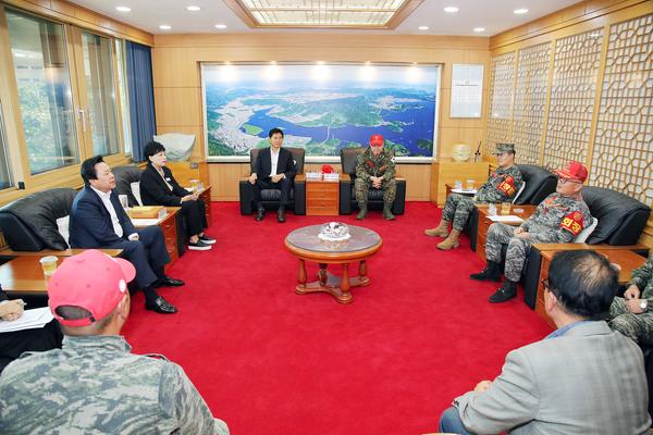 1. 강기윤 창원시장과 해병대 마창진 전우회 임원진이 27일 창원시청 접견실에서 간담회를 하고 있다.