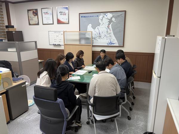 10월 28일 마산하수센터 사무실에서 전 직원 맞춤형 청렴교육을 하고 있다.