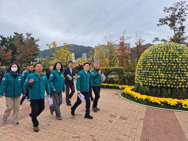 김기영 창원특례시 제1부시장을 비롯한 관계자들이 29일 마산국화축제 현장을 찾아 안전점검을 실시하고 있다.