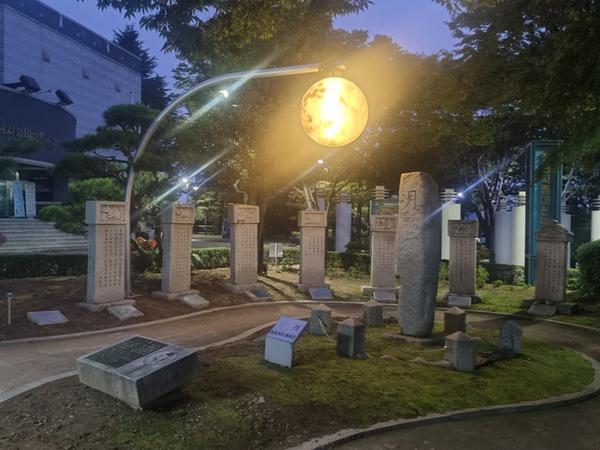 창원특례시, 12일부터 마산박물관 야외전시장 야간 관람 가능(LED 달 조형물 설치).창원특례시, 12일부터 마산박물관 야외전시장 야간 관람 가능(LED 달 조형물 설치).jpg