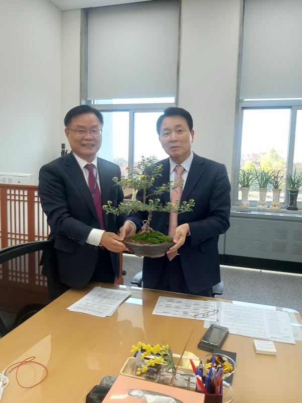 홍남표 창원특례시장, 국회 찾아 국비지원 및 정책현안 건의 홍남표 창원특례시장, 국회 찾아 국비지원 및 정책현안 건의 (성일종 국회의원).jpg