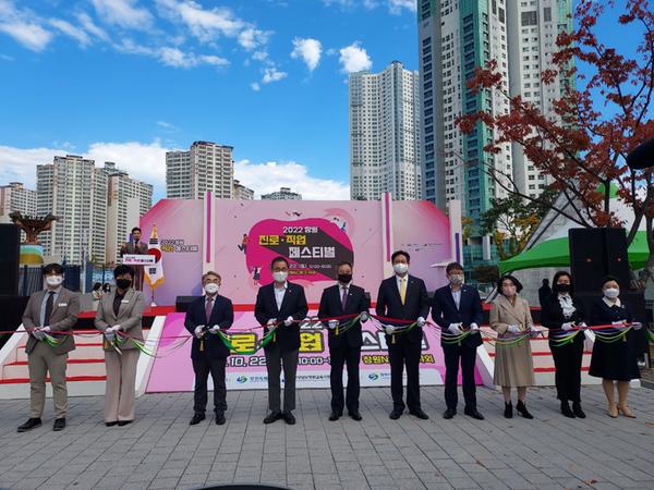 창원 진로&middot;직업 페스티벌 성황...다양한 직업세계가 한자리에 창원 진로·직업 페스티벌 성황...다양한 직업세계가 한자리에 (1).jpg