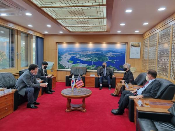 창원특례시, 미국 잭슨빌 자매도시위원회 방문단 접견창원특례시, 미국 잭슨빌 자매도시위원회 방문단 접견 (투자유치단) (1).jpg