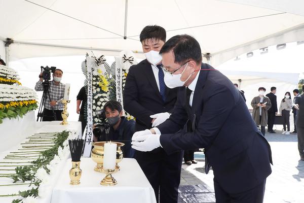 홍남표 창원특례시장, 합동분향소 찾아 헌화하고 애도(합동분향소) 홍남표 창원특례시장, 합동분향소 찾아 헌화하고 애도(합동분향소) (2).jpg