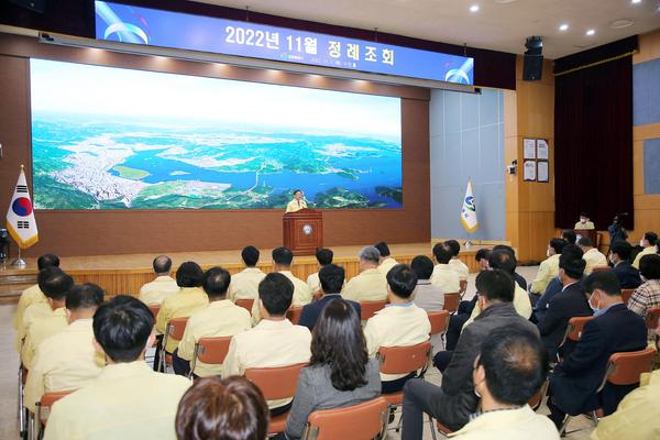 홍남표 창원특례시장, 정례조회서&ldquo;이태원 사고 희생자 애도&rdquo; 홍남표 창원특례시장, 정례조회서“이태원 사고 희생자 애도”  (1).jpg