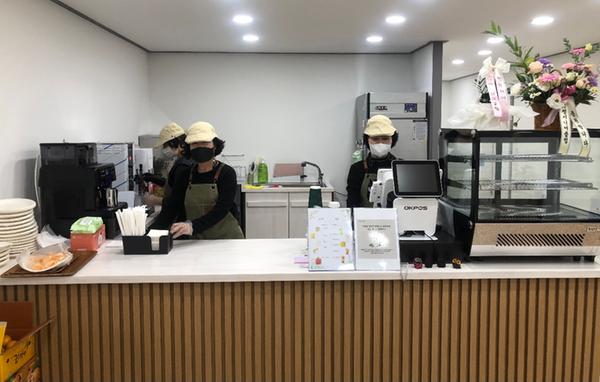 창원특례시, 노인일자리&lsquo;청춘담은푸드 육호광장점&rsquo;개소 창원특례시, 노인일자리‘청춘담은푸드 육호광장점’개소 (노인장애인과) (2).jpg