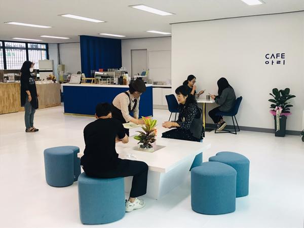 창원특례시, 노인일자리사업 &lsquo;최우수상&rsquo; 수상(월영동 주민자치센터 실버카페 아리점 사진).창원특례시, 노인일자리사업 ‘최우수상’ 수상(월영동 주민자치센터 실버카페 아리점 사진).JPG