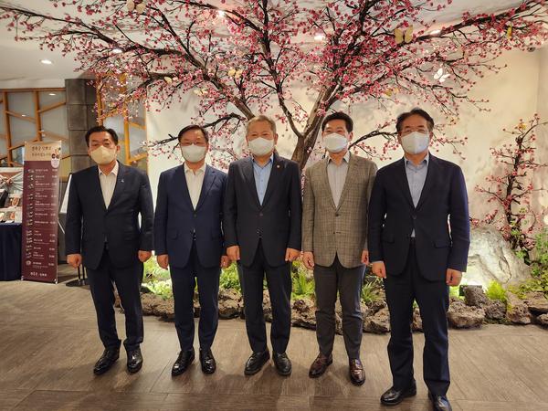 홍남표 창원시장 등 특례시시장협의회, 행정안전부 장관 면담 실시홍남표 창원시장 등 특례시시장협의회, 행정안전부 장관 면담 실시 (자치분권과) (1).jpg