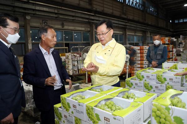 홍남표 창원특례시장, 새벽 농산물도매시장 깜짝 방문 홍남표 창원특례시장, 새벽 농산물도매시장 깜짝 방문 (농산물도매시장관리과) (1).jpg
