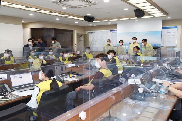 홍남표 창원특례시장, 6일 새벽 김영선 국회의원과 태풍 피해상황 점검 홍남표 창원특례시장, 6일 새벽 김영선 국회의원과 태풍 피해상황 점검 (1).jpg