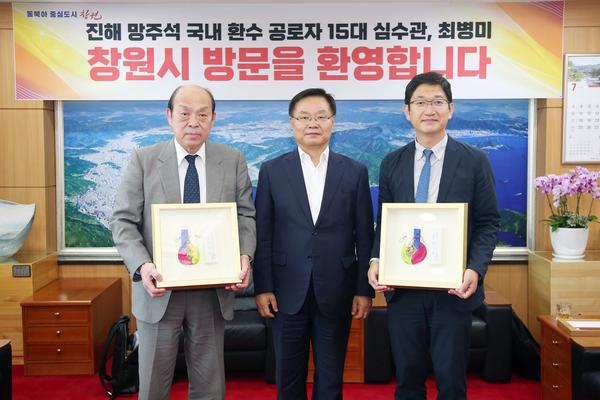 홍남표 창원특례시장, 진해 망주석 환수 공로자에 감사의 뜻 전해홍남표 창원특례시장, 진해 망주석 환수 공로자에 감사의 뜻 전해 (문화유산육성과) (1).jpg