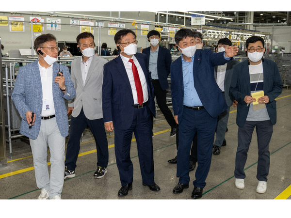 홍남표 창원특례시장, 지능형 자율공장 &lsquo;LG 스마트파크&rsquo; 방문홍남표 창원특례시장, 지능형 자율공장 ‘LG 스마트파크’ 방문11 (1).png