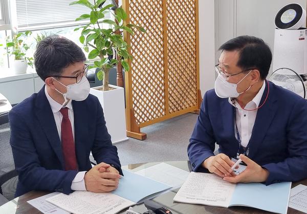 홍남표 창원특례시장, 기획재정부 찾아 내년 국비확보 박차 (김완섭 예산실장, 홍남표 창원특례시장) 홍남표 창원특례시장, 기획재정부 찾아 내년 국비확보 박차 (김완섭 예산실장, 홍남표 창원특례시장) (1).jpg