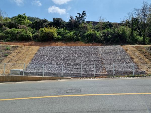 창원특례시, 지난해 여름 집중호우‧태풍 피해복구공사 순항 중 (복구완료-진해구 두동 녹지대 사면유실).창원특례시, 지난해 여름 집중호우‧태풍 피해복구공사 순항 중 (복구완료-진해구 두동 녹지대 사면유실).jpg
