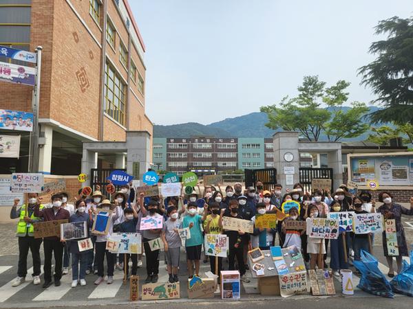 창원특례시, 우수관 담배꽁초투기 금지 &lsquo;바다의 시작&rsquo; 캠페인 전개창원특례시, 우수관 담배꽁초투기 금지 ‘바다의 시작’ 캠페인 전개 (사회복지과) (2).jpg