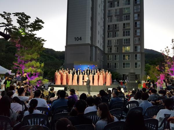 창원시립합창단, 위로와 힐링나눔 &lsquo;베란다 콘서트&rsquo; 개최창원시립합창단, 위로와 힐링나눔 ‘베란다 콘서트’ 개최 (문화예술과) (1).jpg